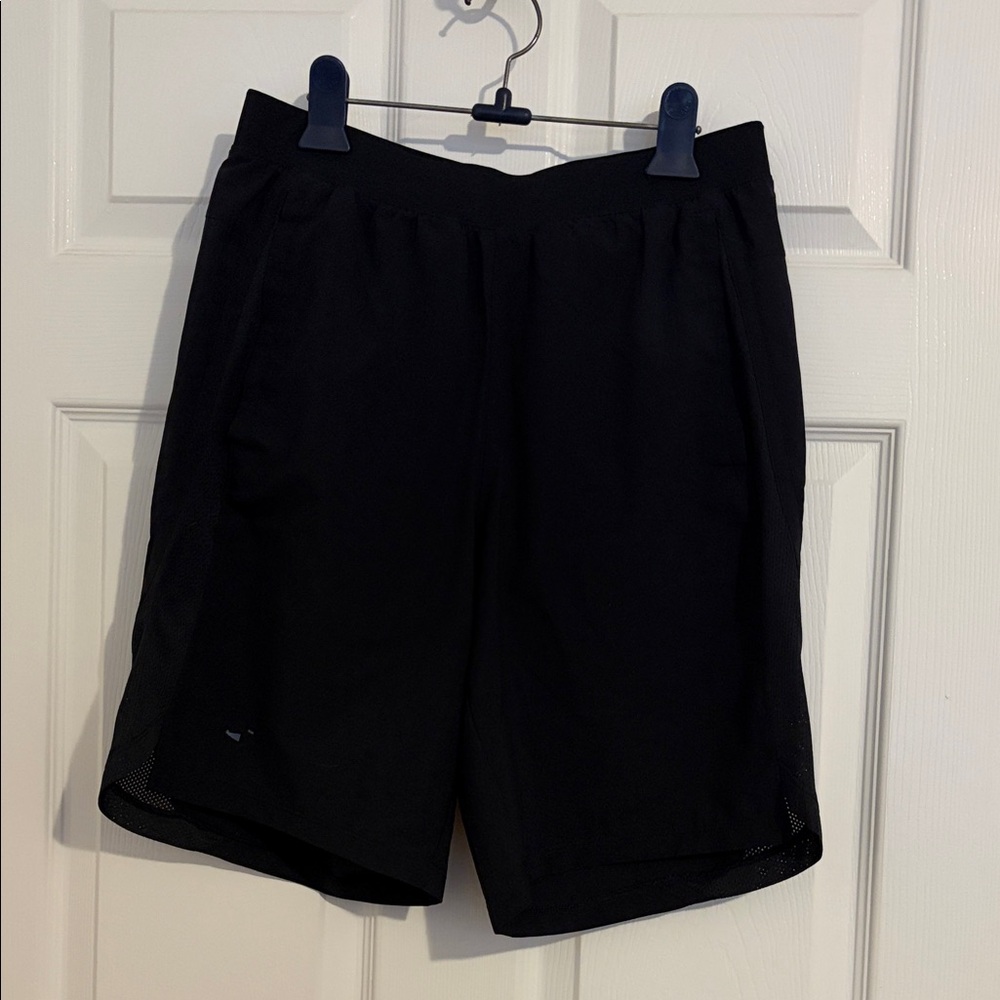 Under Armour Men's Black Athletic Shorts - Medium